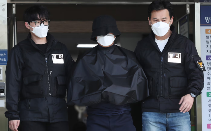 특정범죄가중처벌법(특가법)상 보복살인 혐의를 받는 50대 유튜버 A씨가 16일 오전 부산 연제구 연제경찰서에서 검찰로 송치되고 있다 / 뉴스1