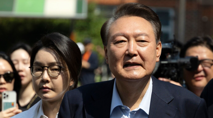 윤석열 전 대통령과 김건희 여사가 제21대 대통령 선거일인 3일 오전 서울 서초구 원명초등학교에 마련된 서초4동 제3투표소에서 투표를 마치고 차량으로 이동하고 있다. / 뉴스1