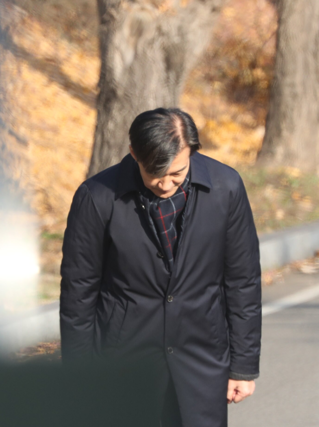 자녀 입시 비리와 청와대 감찰 무마로 징역 2년이 확정된 조국 전 조국혁신당 대표가 2024년 12월 16일 오전 수감을 위해 경기 의왕시 서울구치소로 들어가기 전 지지자들에게 인사를 하고 있다. / 뉴스1