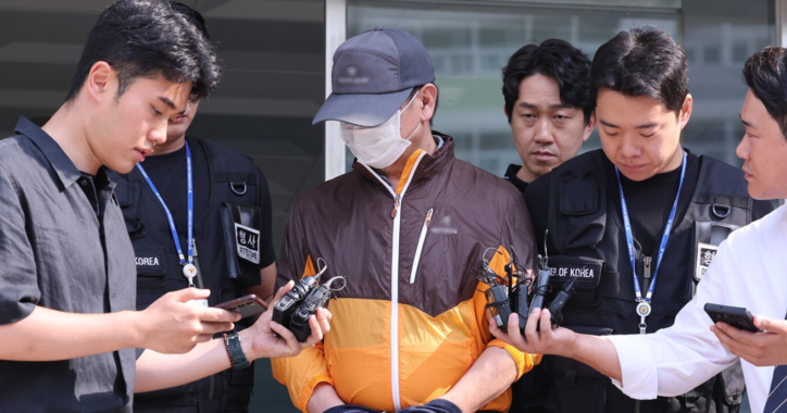 사제 총기 살해 사건 피의자 A 씨(62·남)가 30일 오전 인천논현경찰서에서 검찰로 송치되고 있다. 뉴스1