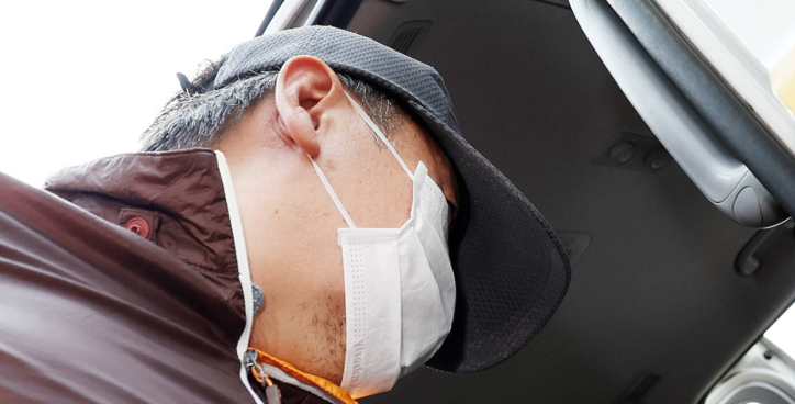 사제 총기 살해 사건 피의자 A 씨(62·남)가 30일 오전 인천논현경찰서에서 검찰로 송치되고 있다. / 뉴스1