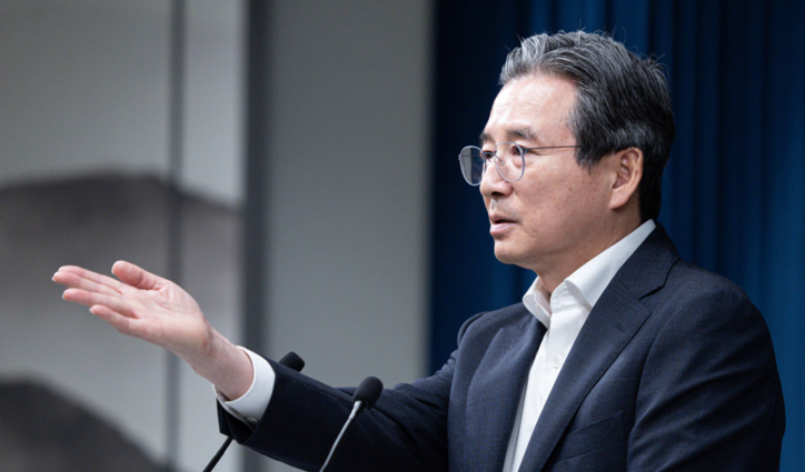 김용범 정책실장이 31일 서울 용산 대통령실 청사에서 열린 한미 관세 협상 타결 관련 브리핑에서 취재진 질문을 받고 있다. / 뉴스1