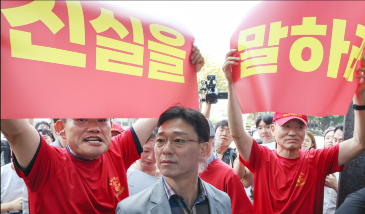 업무상과실치사 혐의를 받는 임성근 전 해병대 1사단장이 29일 오전 서울 서초구 '순직 해병 특검'(이명현 특별검사) 사무실에 신속 결정 요청서를 제출하기 위해 방문했으나 해병대 예비역연대 회원들의 항의를 받고 있다. / 뉴스1