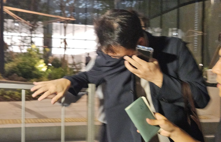 <strong>얼굴 가린 채 특검 사무실 떠나는 김건희 오빠 / 연합뉴스</strong>