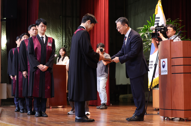 정성호 법무부 장관이 1일 경기 과천 정부과천청사 법무부에서 열린 2025 하반기 신임검사 임관식에서 신임 검사들에게 임명장을 수여하고 있다 / 뉴스1