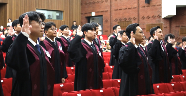 1일 경기 과천 정부과천청사 법무부에서 열린 2025 하반기 신임검사 임관식에서 신임 검사들이 선서하고 있다. / 뉴스1
