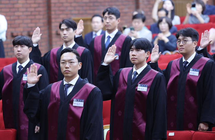 1일 경기 과천 정부과천청사 법무부에서 열린 2025 하반기 신임검사 임관식에서 신임 검사들이 선서를 하고 있다. / 뉴스1