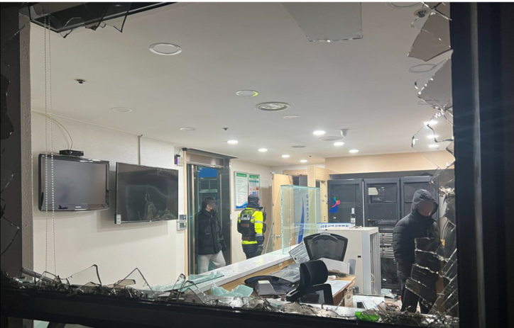 지난 1월 19일 새벽 윤석열 대통령에 대한 구속영장이 발부되자 서울 서부지법에 지지자들이 진입해 난동을 부리자 경찰이 진압에 나서고 있다. / 뉴스1
