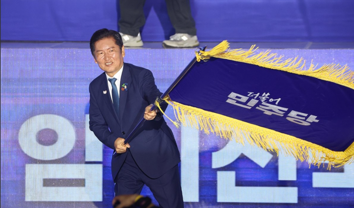 <strong>당기 흔드는 더불어민주당 정청래 신임 당대표 / 연합뉴스</strong>
