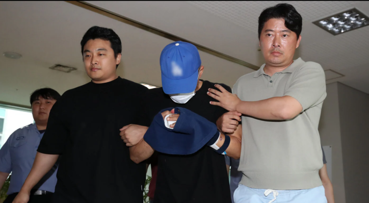 대구 달서구의 한 아파트에 침입해 스토킹하던 50대 여성을 흉기로 살해하고 도주한 혐의를 받는 피의자 윤정우(48)가 지난 6월 16일 오후 대구지방법원 서부지원에 출석해 구속 전 피의자 심문(영장실질심사)을 마친 뒤 법원을 떠나고 있다. / 뉴스1