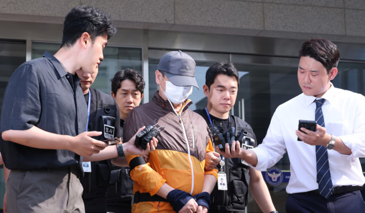 사제 총기 살해 사건 피의자 A 씨(62·남)가 지난달 30일 오전 인천논현경찰서에서 검찰로 송치되고 있다. / 뉴스1