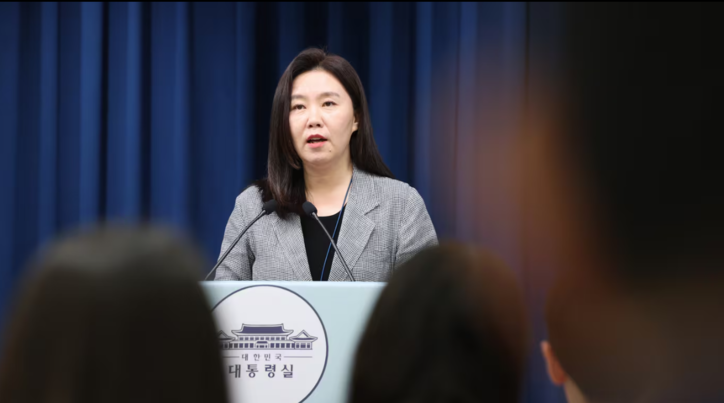 강유정 대통령실 대변인이 4일 서울 용산 대통령실 청사에서 비서실장 주재 수석보좌관회의 관련 브리핑을 하고 있다 / 뉴스1