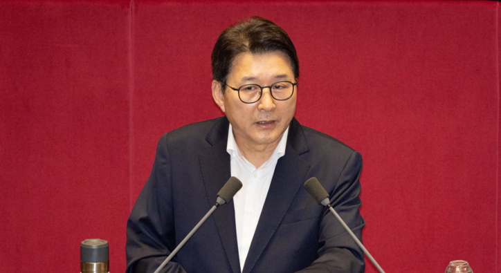 신동욱 국민의힘 의원이 4일 서울 여의도 국회에서 열린 제427회 국회(임시회) 3차 본회의에 상정된 방송법 일부개정법률안(대안)에 대한 무제한토론(필리버스터)을 하고 있다. / 뉴스1