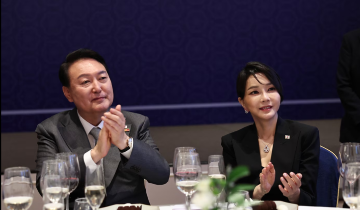 2022년 6월 30일 윤석열 대통령과 부인 김건희 여사가 스페인 마드리드 시내 호텔에서 열린 재스페인 동포 초청 만찬간담회에서 박수치고 있다. / 뉴스1