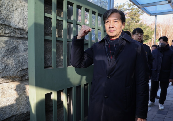 자녀 입시 비리와 청와대 감찰 무마 등 혐의로 기소돼 징역 2년 형이 확정된 조국혁신당 조국 전 대표가 16일 오전 경기도 의왕 서울구치소로 들어가기 전 주먹을 쥐어 보이며 지지자들에게 인사하고 있다. / 뉴스 1