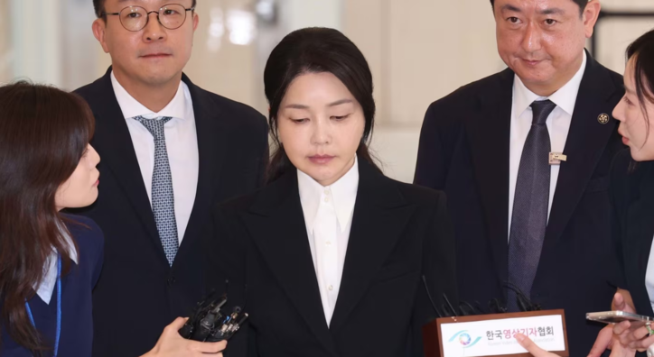 윤석열 전 대통령 부인 김건희 여사가 6일 서울 종로구 민중기 김건희 특별검사팀 사무실에 자본시장법 위반 등 혐의 피의자 신분으로 출석하고 있다. / 뉴스1
