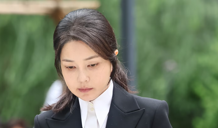 윤석열 전 대통령의 부인 김건희 여사가 6일 서울 종로구에 마련된 김건희 특검팀(특별검사 민중기) 사무실에 첫 조사를 받기 위해 피의자 신분으로 출석하고 있다. 2025.8.6/뉴스1 