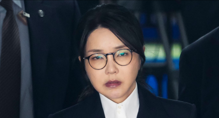 윤석열 전 대통령 부인 김건희 여사가 12일 오후 서울 서초구 서울중앙지법에서 열린 구속 전 피의자 심문(영장실질심사)를 마치고 나오고 있다. 2025.08.12/뉴스1
