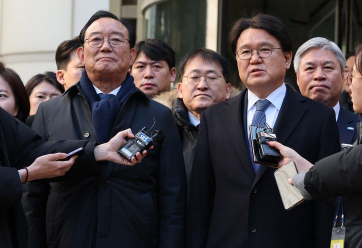 황운하 조국혁신당 원내대표와 송철호 전 울산시장이 4일 서울 서초구 서울고등법원에서 열린 문재인 정부 청와대의 ‘울산시장 선거 개입 의혹’ 항소심 선고를 마치고 나서며 취재진 질문에 답하고 있다. 황운하 원내대표와 송철호 전 시장은 이번 항소심에서 무죄를 선고받았다. / 뉴스1
