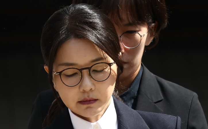 윤석열 전 대통령 부인 김건희 여사가 12일 오후 서울 서초구 서울중앙지법에서 열린 구속 전 피의자 심문(영장실질심사)를 마치고 나오고 있다. / 뉴스1