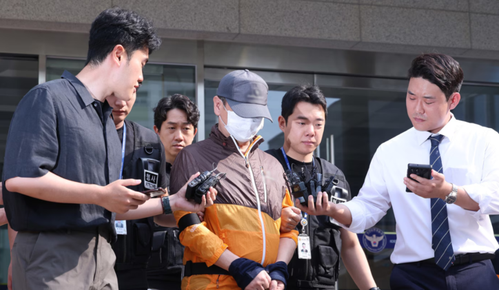 사제 총기 살해 사건 피의자 A 씨(62·남)가 지난달 30일 오전 인천논현경찰서에서 검찰로 송치되고 있다. / 뉴스1