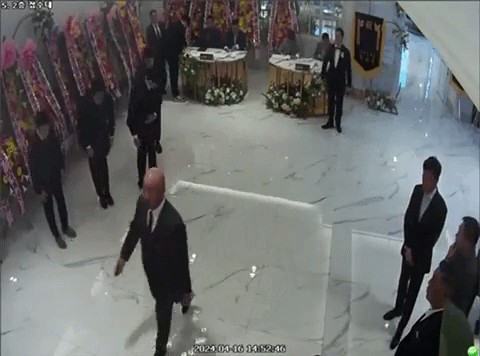 결혼식에서 신남부동파 조직원들이 이른바 '병풍 도열'한 모습. (서울청 형사기동대 제공. 연합뉴스)