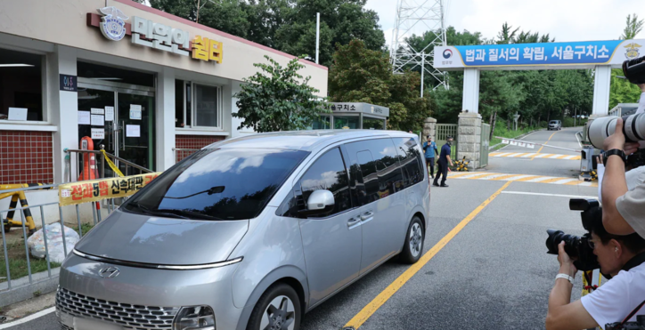 윤석열 전 대통령 체포영장 재집행이 무산된 7일 김건희 특검팀 차량이 경기도 의왕시 서울구치소를 나서고 있다. 2025.8.7/뉴스1
