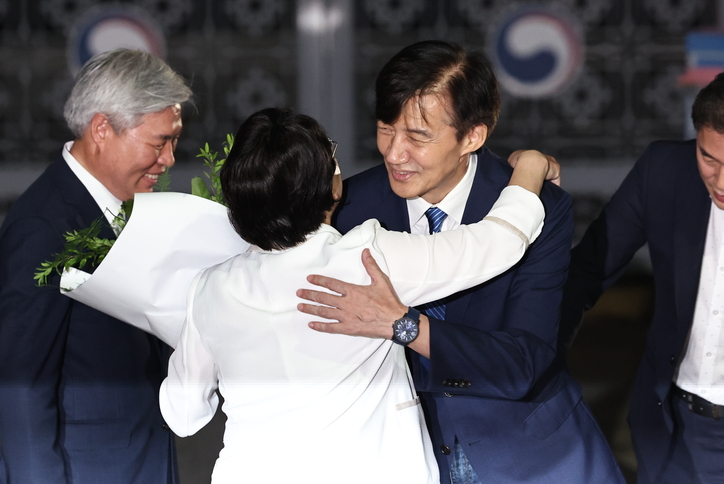 이재명 정부 첫 특별사면·복권 대상에 오른 조국 전 조국혁신당 대표가 15일 새벽 구로구 서울남부구치소를 나와 김선민 조국혁신당 대표와 인사를 나누고 있다. 2025.8.15/뉴스1