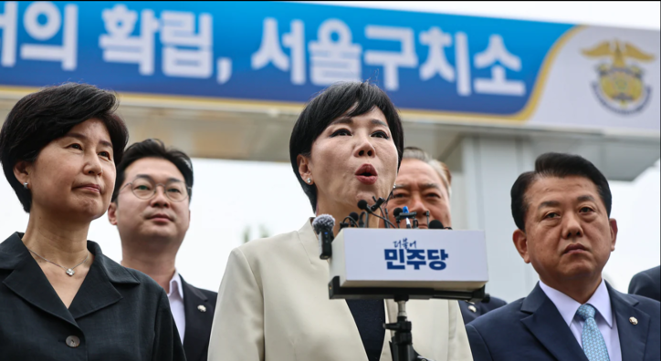 더불어민주당 3대 특검 종합대응 특별위원회 소속 의원들이 윤석열 전 대통령 체포영장 집행 당시의 영상 기록을 확인하기 위해 11일 경기 의왕 서울구치소를 방문해 입장을 밝히고 있다. 2025.8.11/뉴스1 