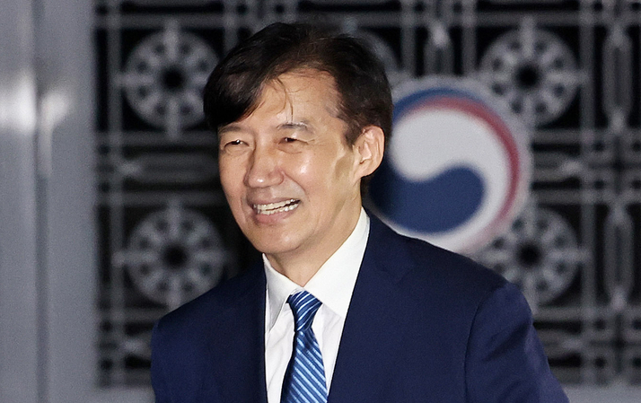  조국 전 조국혁신당 대표가 15일 새벽 구로구 서울남부구치소를 나오고 있다. / 뉴스1