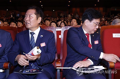 <strong>광복절 경축식 참석한 정청래 대표와 송언석 비대위원장 / 연합뉴스</strong>