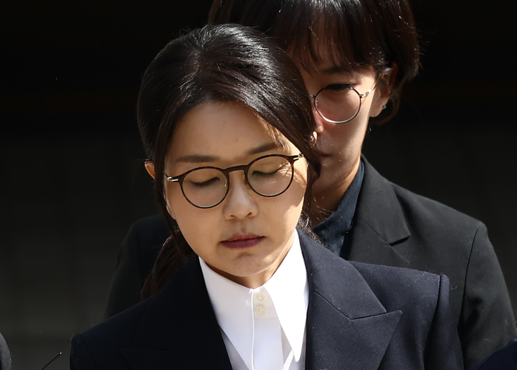 윤석열 전 대통령 부인 김건희 여사가 12일 오후 서울 서초구 서울중앙지법에서 열린 구속 전 피의자 심문(영장실질심사)를 마치고 나오고 있다. 2025.8.12/뉴스1