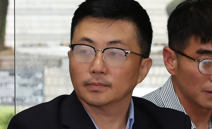 김건희 여사 일가의 집사로 알려진 김예성 씨가 15일 오후 서울 서초구 서웅중앙지법에서 열리는 구속 전 피의자 심문(영장실질심사)에 출석하고 있다. 2025.8.15/뉴스1