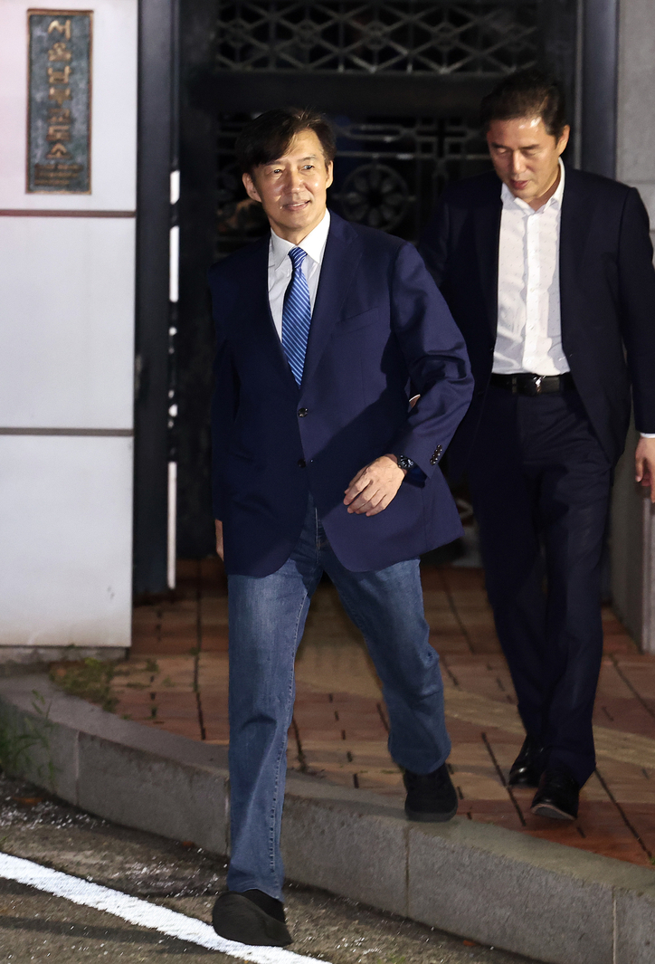  조국 전 조국혁신당 대표가 15일 새벽 구로구 서울남부구치소를 나서고 있다. / 뉴스1