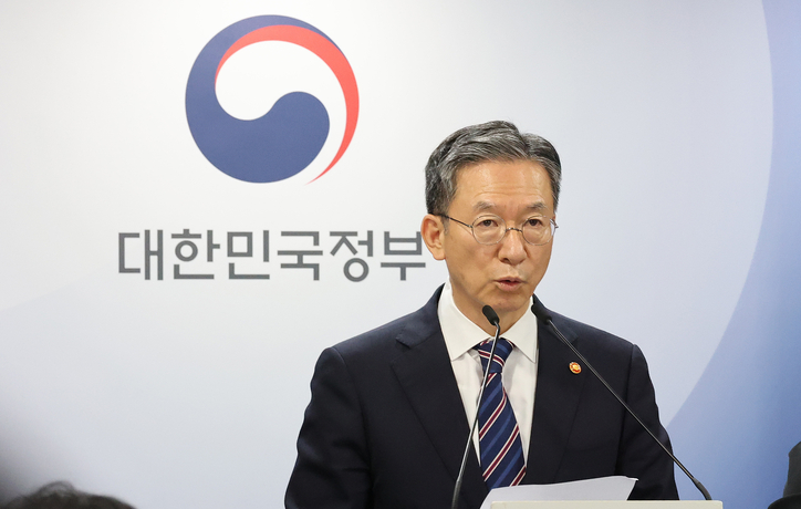 정성호 법무부 장관이 11일 오후 서울 종로구 정부서울청사에서 8·15 광복절 특별 사면 명단을 발표하고 있다. / 뉴스1