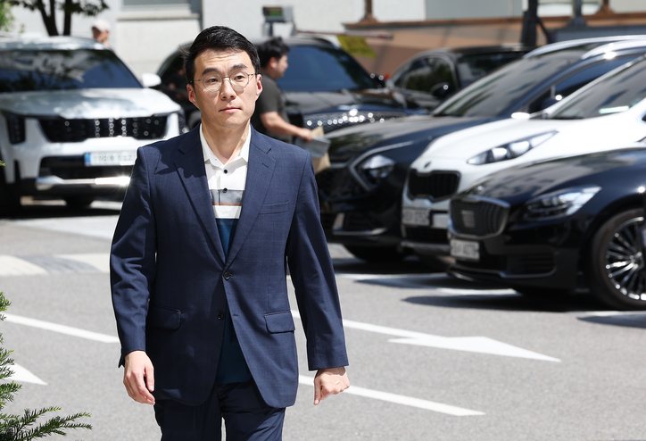 거액의 가상자산(코인) 보유 사실을 숨기려 국회에 허위 재산 신고를 한 혐의로 기소됐다 1심에서 무죄를 선고받은 김남국 전 의원이 21일 서울 양천구 서울남부지방법원에서 열린 2심 선고에 출석하고 있다. / 연합뉴스