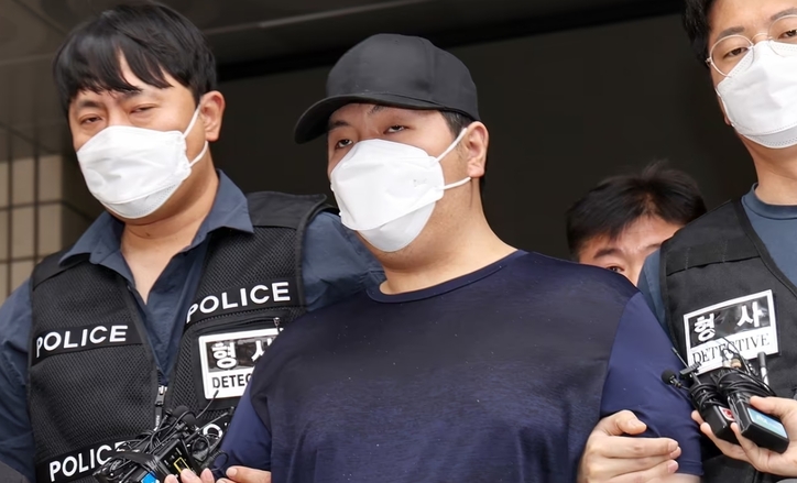 서울 강북구 미아동 마트에서 흉기를 휘둘러 1명을 살해하고 1명을 다치게 한 김성진(32·남)이 지난 5월 1일 오전 서울 강북경찰서에서 검찰로 구속 송치되고 있다. /뉴스1