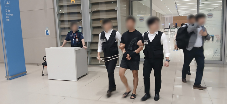 법무부는 22일 오전 5시 5분 중국 국적의 남성 A 씨(34)를 태국 방콕에서 인천공항으로 송환했다.(사진=법무부 제공) / 뉴스1