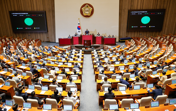 22일 오전 서울 여의도 국회 본회의장에서 한국교육방송공사법(EBS법) 개정안이 국민의힘 불참 속에 재적 298인, 재석 180인, 찬성 179인, 반대 1인, 기권 0인으로 통과되고 있다. 2025.8.22/뉴스1