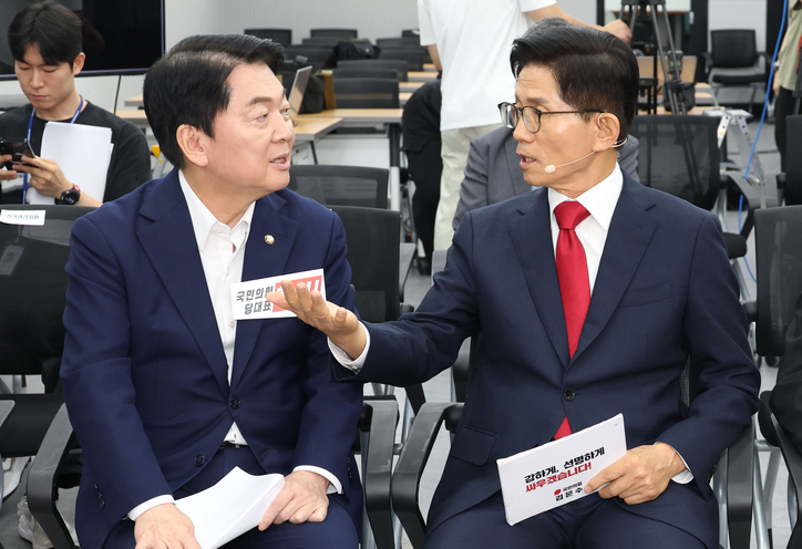 안철수(왼쪽) 국민의힘 의원과 김문수 대표 후보가 지난 3일 서울 여의도 중앙당사에서 열린 전당대회 후보자 비전대회에 참석해 대화하고 있다. / 뉴스1