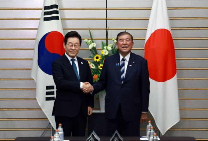 이재명 대통령과 이시바 시게루 일본 총리가 23일 열린 한일 정상회담에 앞서 기념촬영을 하고 있다.