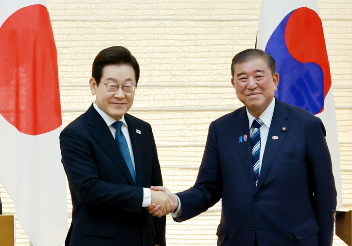 이재명 대통령과 이시바 시게루 일본 총리가 23일 일본 도쿄 총리 관저에서 열린 한일 정상 공동 언론 발표를 마친 뒤 악수하고 있다. / 연합뉴스