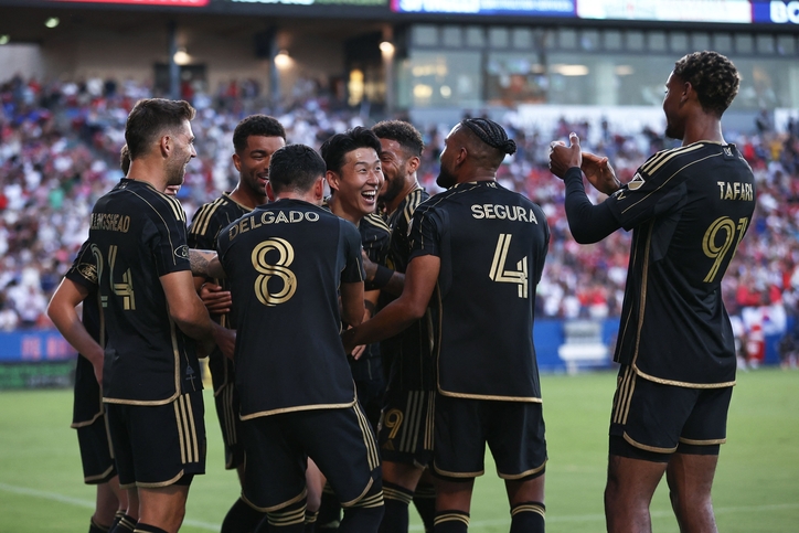 <strong>손흥민의 득점을 축하하는 LAFC 동료들(</strong>AFP=연합뉴스)