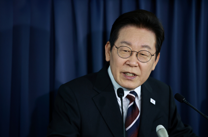 <strong>이재명 대통령, 워싱턴DC 향하는 공군 1호기에서 / 연합뉴스</strong>