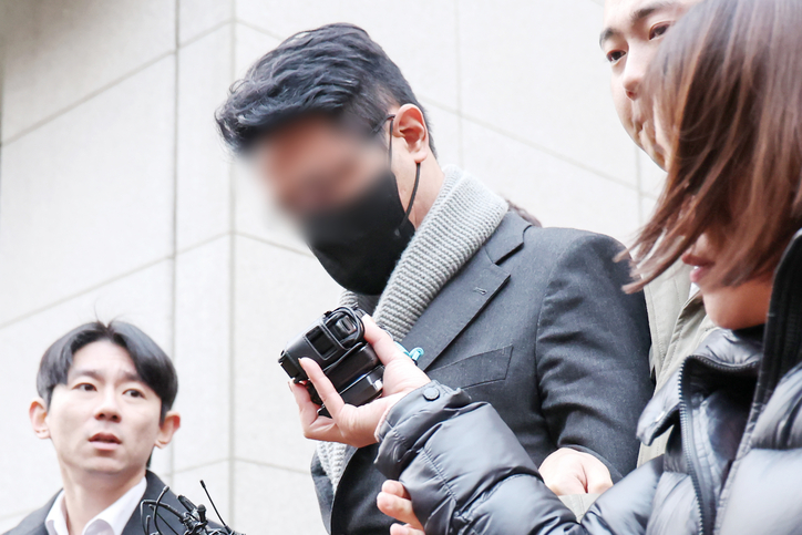 배우 고(故) 이선균 씨를 협박한 유흥업소 실장에게 마약을 제공한 혐의를 받는 현직 의사 / 뉴스1