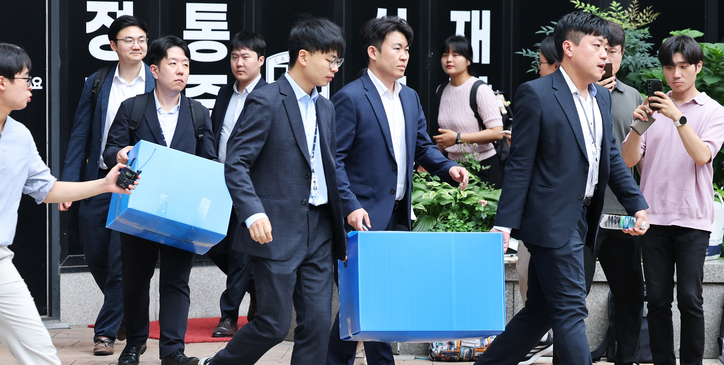 김건희 여사와 관련한 각종 의혹을 수사하는 민중기 특별검사팀 관계자들이 지난 11일 오후 '나토 목걸이 의혹'과 관련해 서울 서초구 서희건설 본사에 대한 압수수색을 마친 후 압수품 상자를 차량에 싣고 있다. / 뉴스1