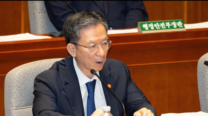 정성호 법무부 장관이 지난 25일 서울 여의도 국회에서 열린 제428회 국회(임시회) 예산결산특별위원회 제1차 전체회의에 출석해 의원 질의에 답하고 있다. / 뉴스1