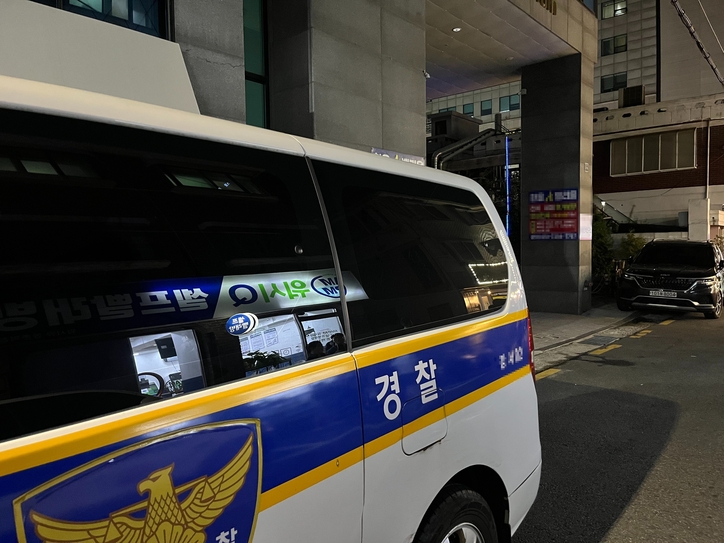 26일 오후 9시 27분쯤 서울 강서구 등촌역 인근 한 주상복합아파트에서 3명이 추락해 경찰이 현장에 출동했다. / 뉴스1