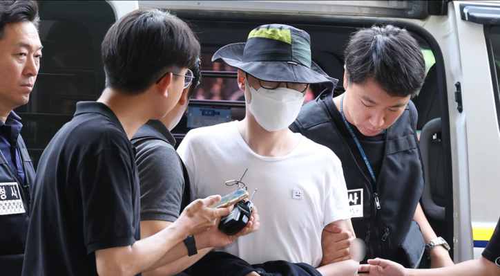 아파트 이웃 주민에게 일본도를 휘둘러 숨지게 한 혐의를 받는 30대 남성 B씨 / 뉴스1