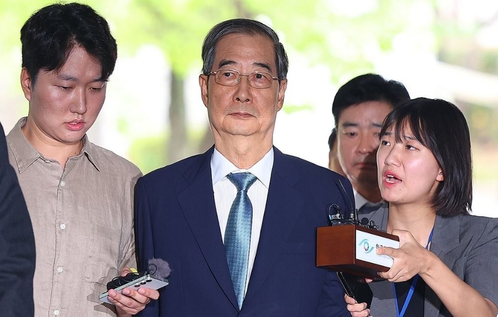  윤석열 전 대통령의 내란 행위 방조 혐의를 받는 한덕수 전 국무총리가 27일 구속 전 피의자 심문(영장실질심사)을 위해 서울 서초구 서울중앙지법에 출석하고 있디. 연합뉴스